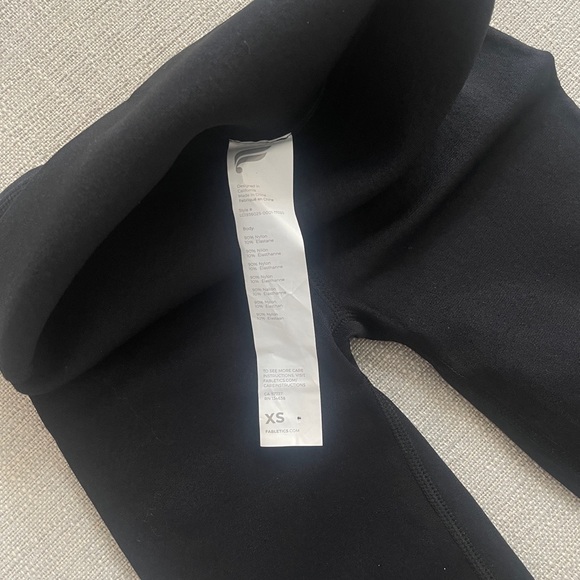 NEW Fabletics High-Waisted SculptKnit Camo Legging in Black - Picture 6 of 6